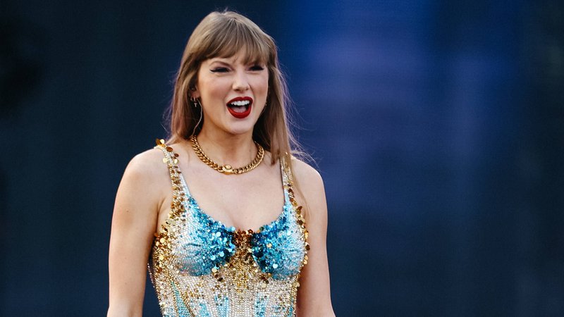 Taylor Swift bedankte sich für ihre Awards in einem vorab aufzeichneten Video, in dem sie ein blau-goldenes Outfit ihrer Eras-Tour trug. | Bild: picture alliance / SZ Photo | Leonhard Simon Taylor Swift bedankte sich für ihre Awards in einem vorab aufzeichneten Video, in dem sie ein blau-goldenes Outfit ihrer Eras-Tour trug.
