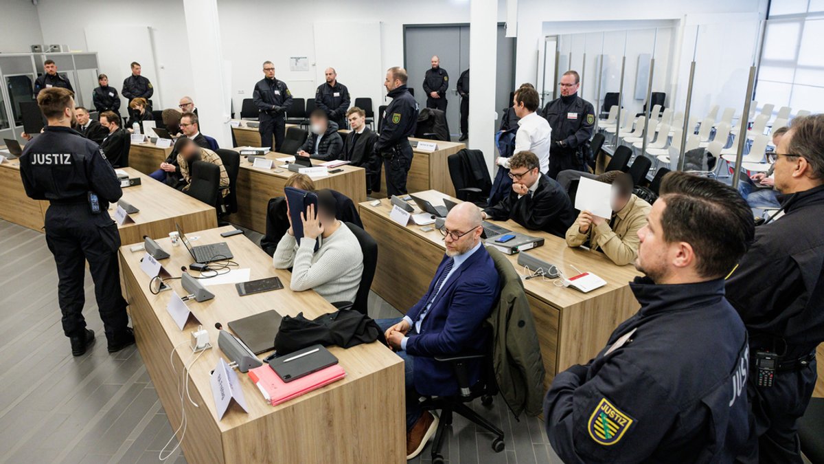 Die Angeklagten sitzen neben ihren Anwälten im Gerichtssaal des Oberlandesgerichts Dresden , bevor der Prozess um den Juwelenraub im Grünen Gewölbe des Dresdner Residenzschlosses im November 2019 beginnt.