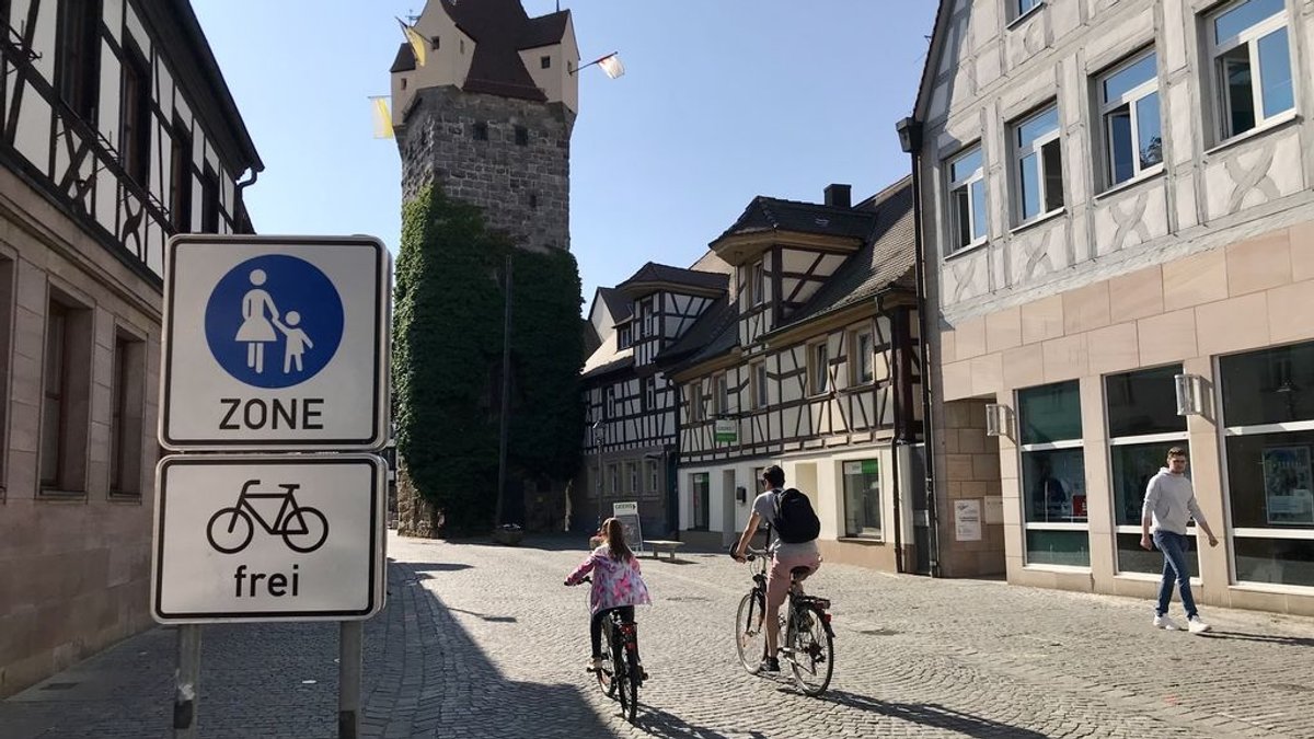 Radfahrer in der Fußgängerzone von Herzogenaurach