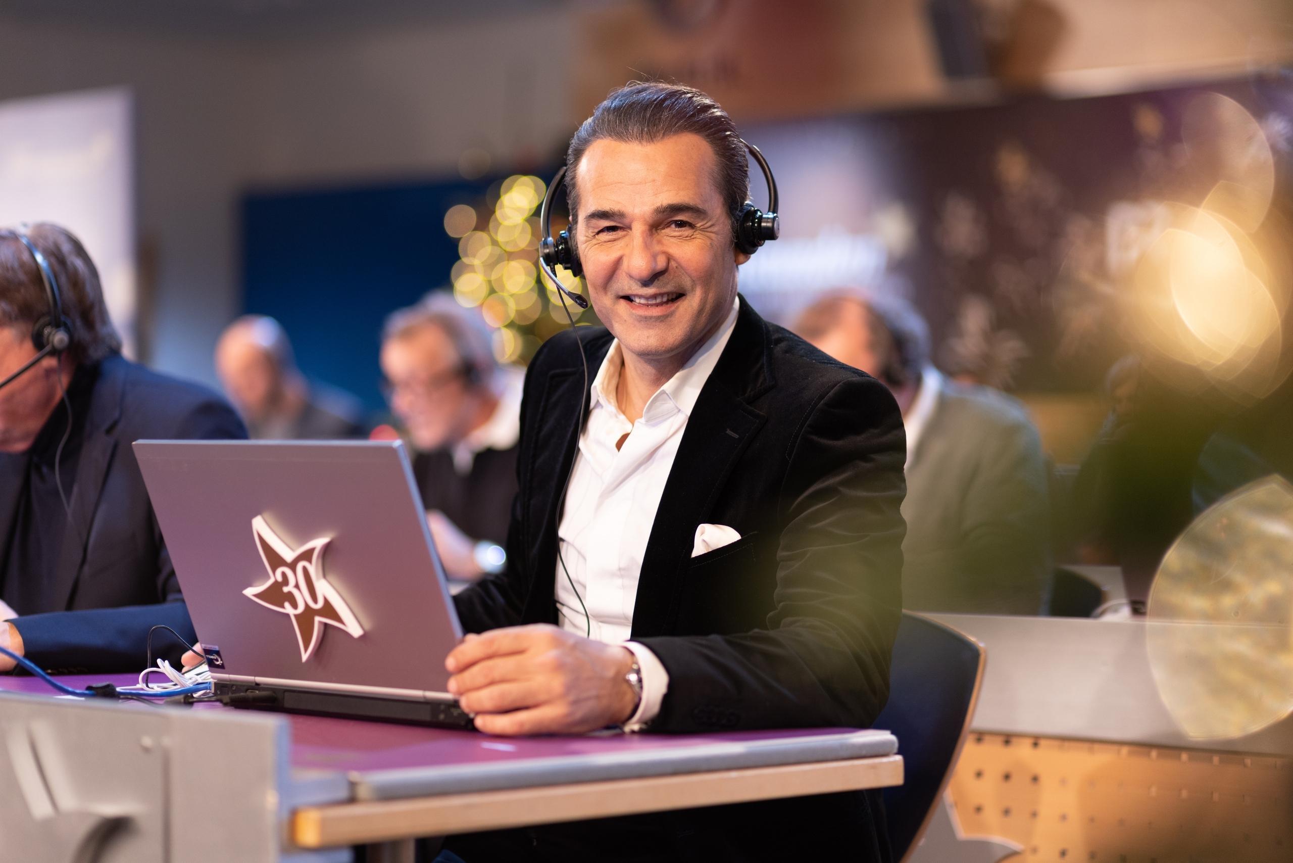 Erol Sander (Schauspieler) am Spendentelefon am Sternstunden-Tag 2023.