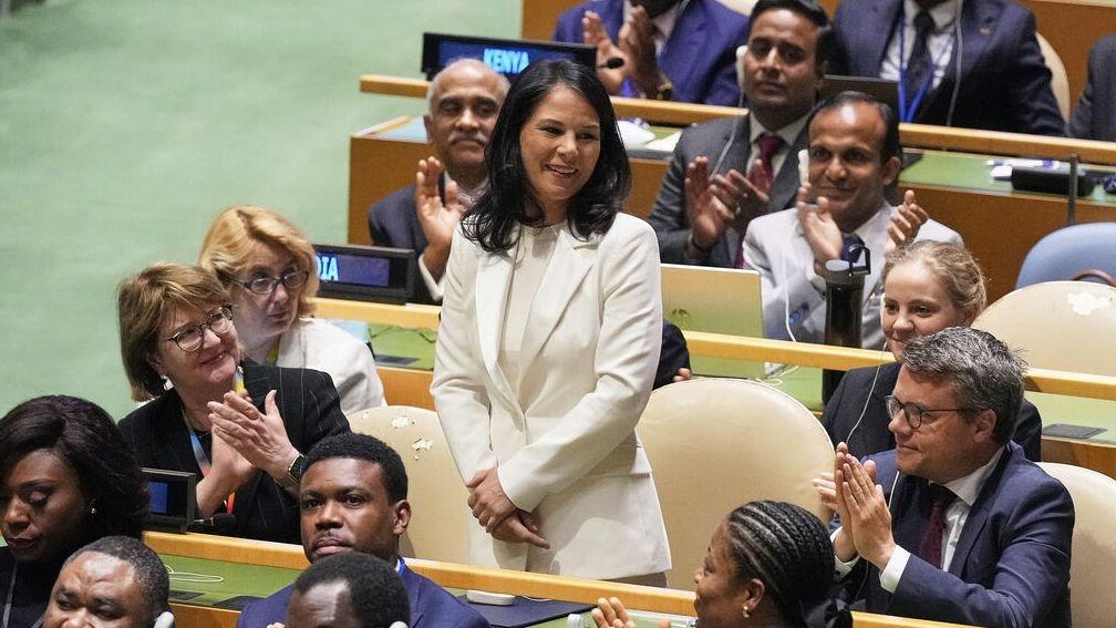 Annalena Baerbock aus Deutschland dankt für den Applaus bei ihrer Wahl zur Präsidentin der 80. Generalversammlung der Vereinten Nationen. o: Richard Drew/AP/dpa +++ dpa-Bildfunk +++