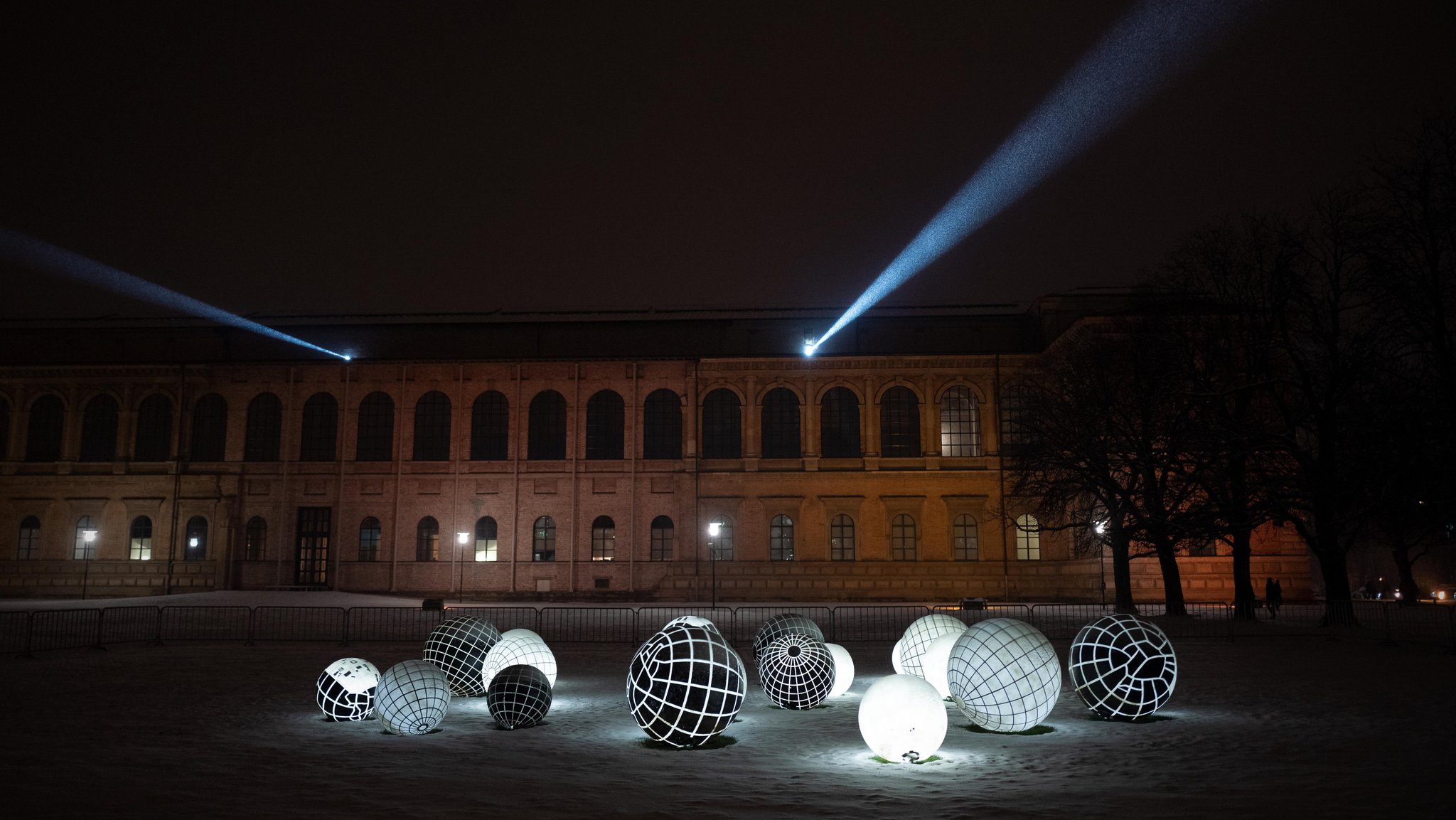 Lichtinstallation im Münchner Museumsviertel. 