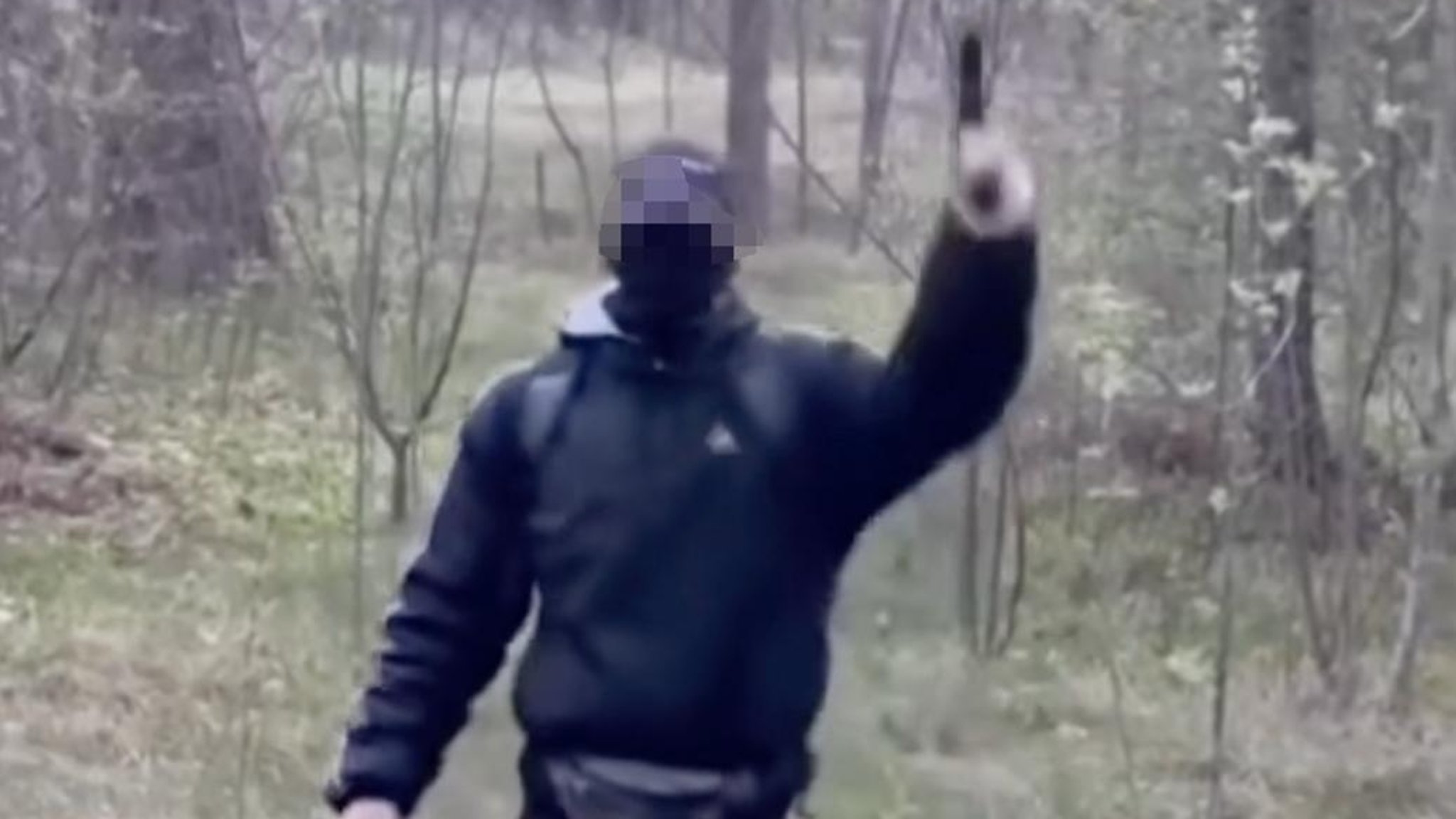 Ein Video zeigt einen Aktivisten vermummt in einem Waldstück. Auf dem Video ist zu sehen, wie er abdrückt. (Screenshot; Verpixelung: BR)