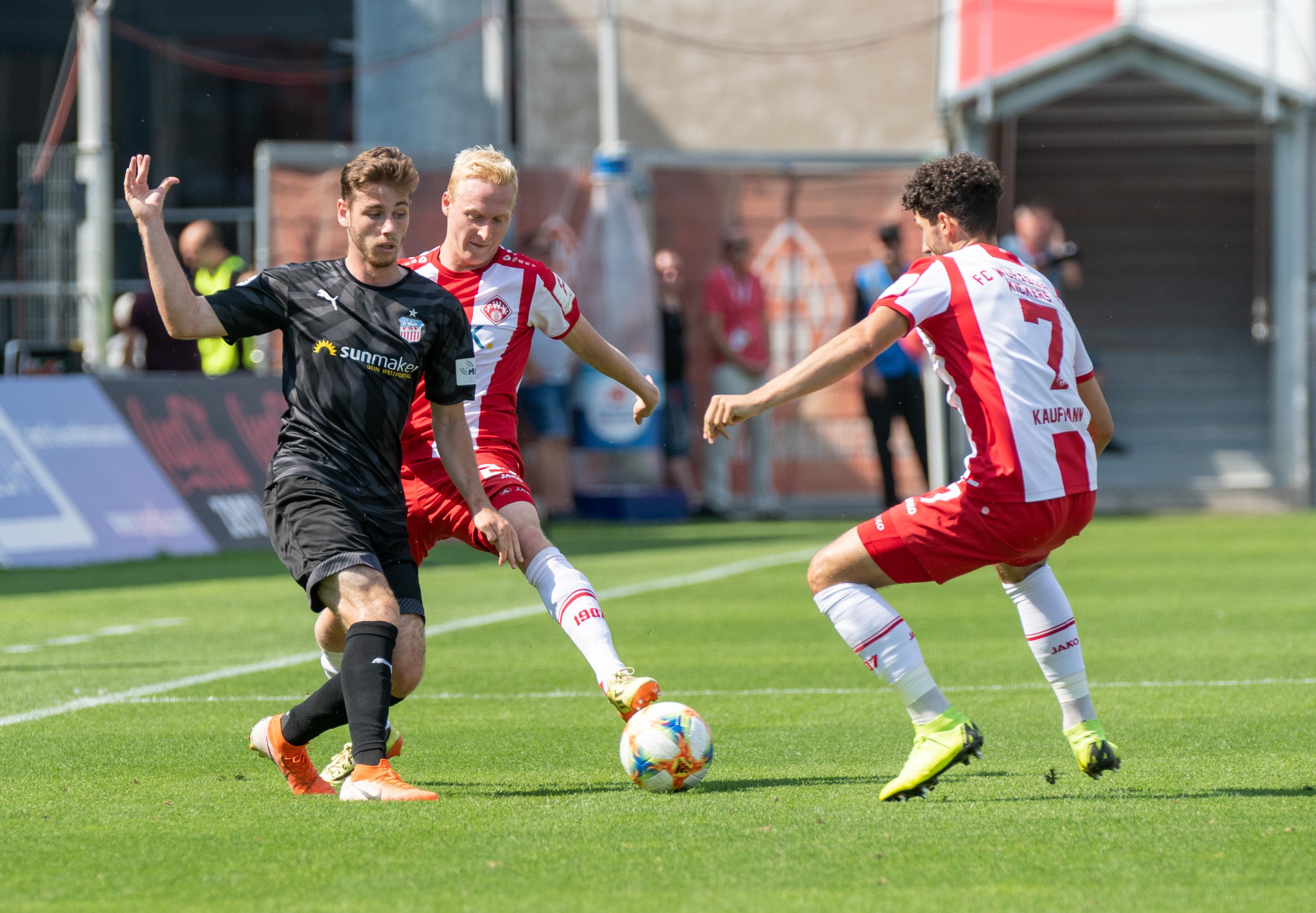 Spielszene Würzburger Kickers - FSV Zwickau | Bild: picture-alliance/dpa Spielszene Würzburger Kickers - FSV Zwickau