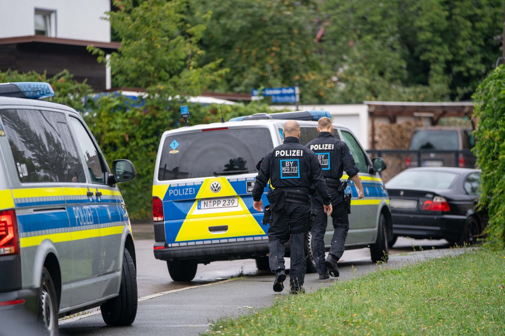 19.08.2024, Bayern, Schwabach: Polizisten sind in der Nähe des Tatorts in Schwabach im Einsatz. Dort war am Montagmorgen ein toter Mann auf offener Straße gefunden worden. Der Täter sei zunächst nicht gefasst worden, die Fahndung laufe, sagte ein Polizeisprecher. Foto: Haubner/vifogra/dpa - ACHTUNG: Kennzeichen wurde(n) aus rechtlichen Gründen gepixelt +++ dpa-Bildfunk +++