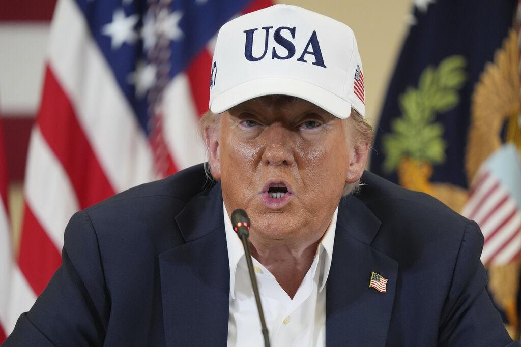 11.07.2025, USA, Kerrville: US-Präsident Donald Trump spricht während eines Diskussionsrunde mit Ersthelfern und lokalen Beamten im Hill Country Youth Event Center während eines Rundgangs zur Besichtigung der Hochwasserschäden. Foto: Jacquelyn Martin/AP/dpa +++ dpa-Bildfunk +++
