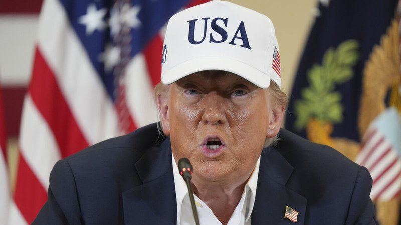 11.07.2025, USA, Kerrville: US-Präsident Donald Trump spricht während eines Diskussionsrunde mit Ersthelfern und lokalen Beamten im Hill Country Youth Event Center während eines Rundgangs zur Besichtigung der Hochwasserschäden. Foto: Jacquelyn Martin/AP/dpa +++ dpa-Bildfunk +++ | Bild: dpa-Bildfunk/Jacquelyn Martin 11.07.2025, USA, Kerrville: US-Präsident Donald Trump spricht während eines Diskussionsrunde mit Ersthelfern und lokalen Beamten im Hill Country Youth Event Center während eines Rundgangs zur Besichtigung der Hochwasserschäden. Foto: Jacquelyn Martin/AP/dpa +++ dpa-Bildfunk +++