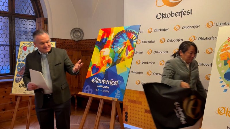 Es zeigt typische Elemente wie Maßkrug, Riesenrad und auch die Frauenkirche. | Bild: Bayerischer Rundfunk 2026 Es zeigt typische Elemente wie Maßkrug, Riesenrad und auch die Frauenkirche.