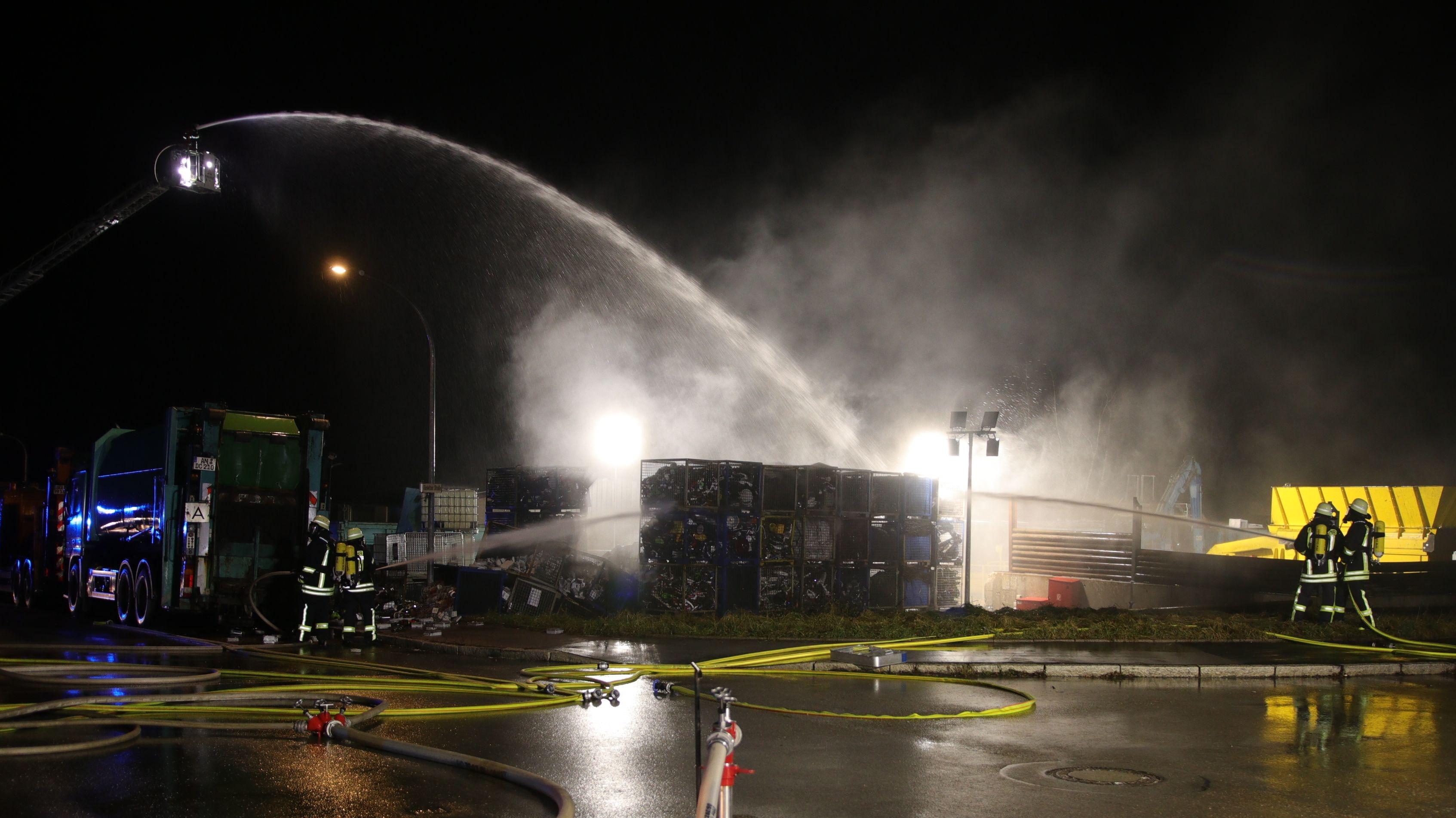 Löscharbeiten auf dem Gelände des Recycling-Betriebs in Dinkelsbühl.