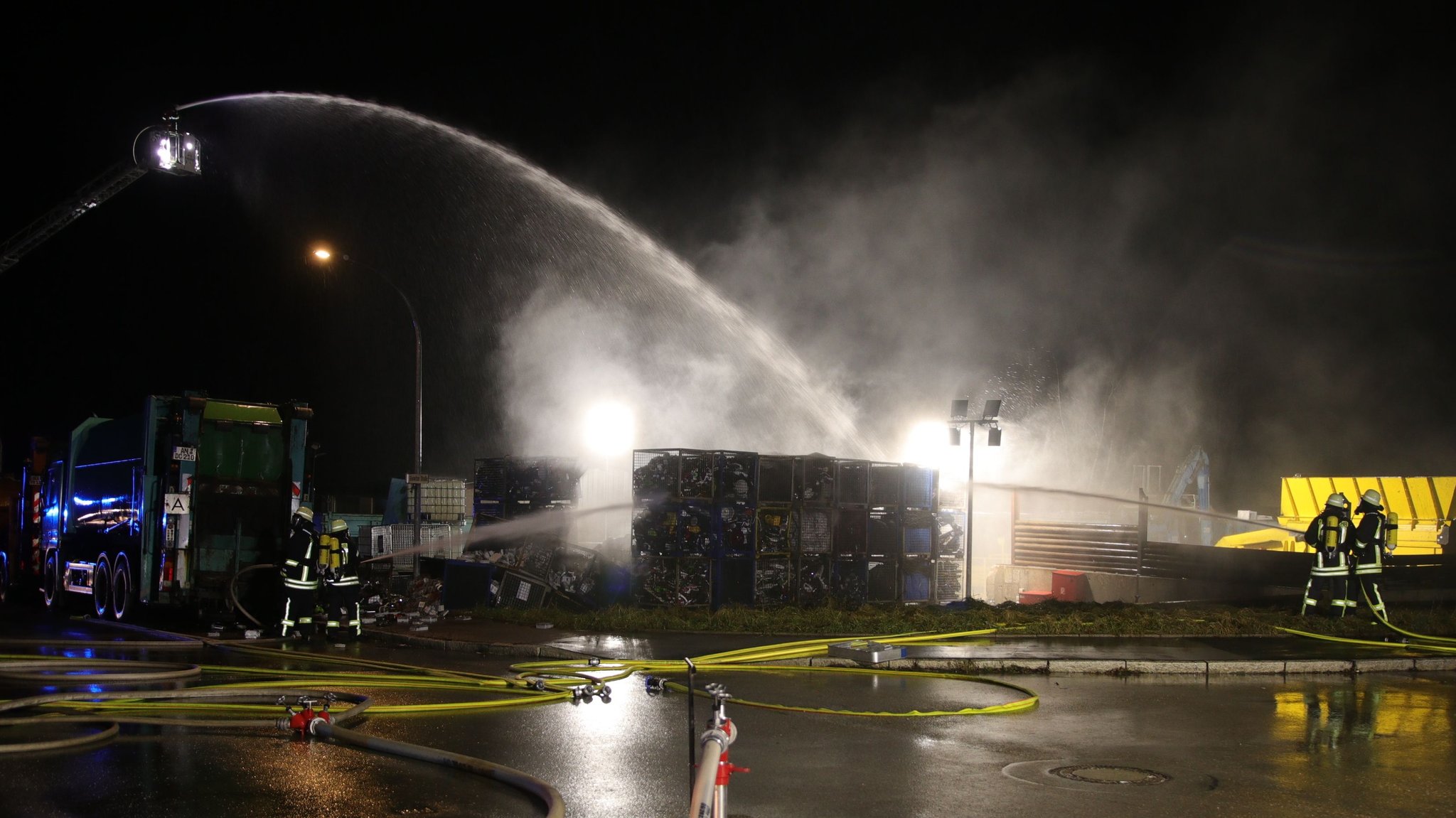 "Große Flammenwand": Batterien explodieren bei Recycling-Brand