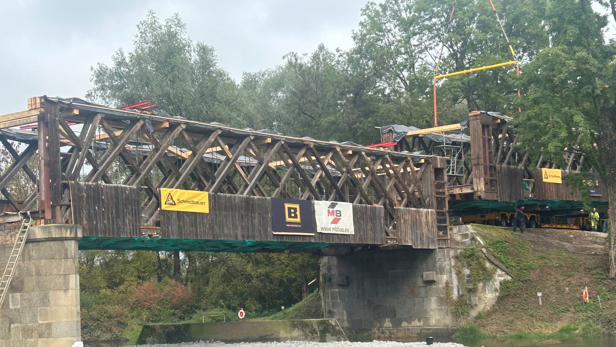 Die alte Rottbrücke in Mittich bei Neuhaus am Inn wird mit einem Kran angehoben und versetzt. Ein Brückenteil wiegt 55 Tonnen.