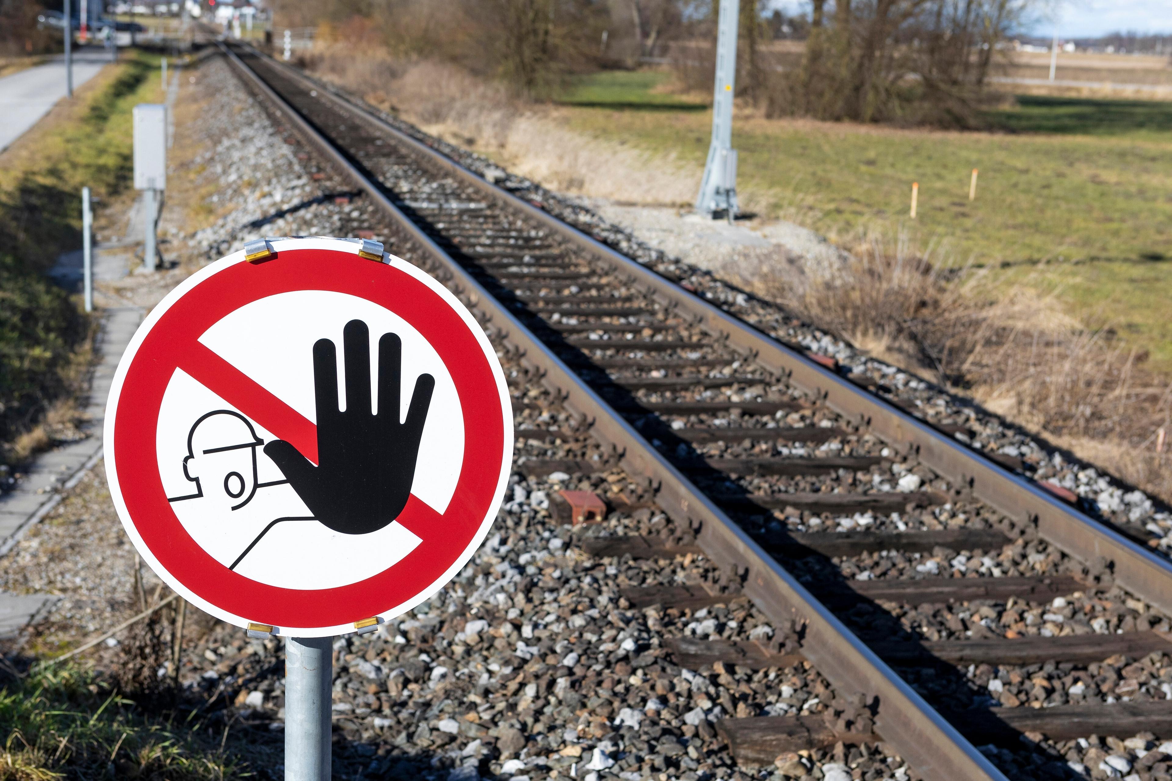 Schild in Gleisanlage - Betreten verboten