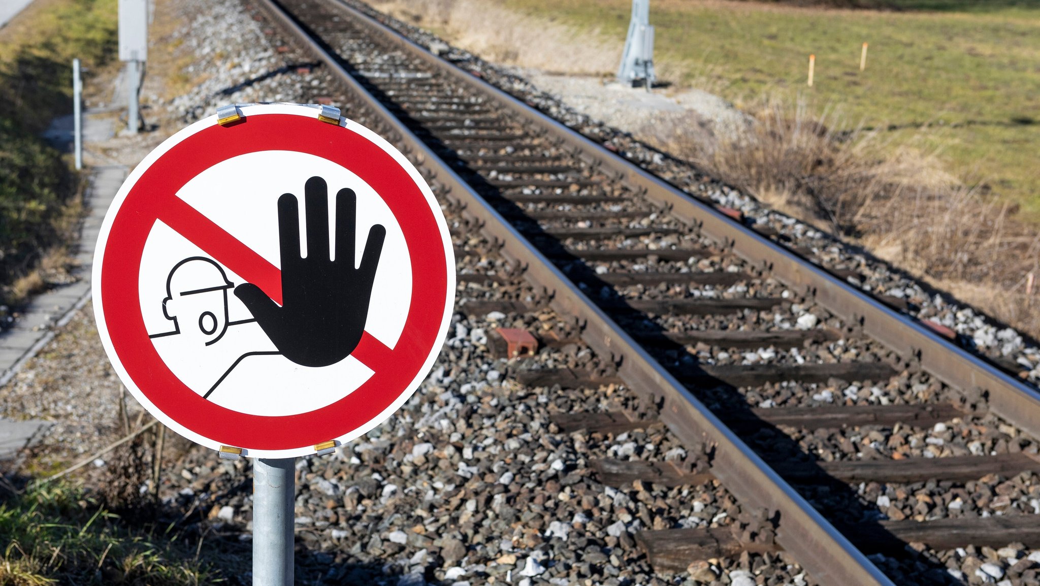 Schild in Gleisanlage - Betreten verboten | Bild: picture alliance / Weingartner-Foto / picturedesk.com | Schild in Gleisanlage - Betreten verboten