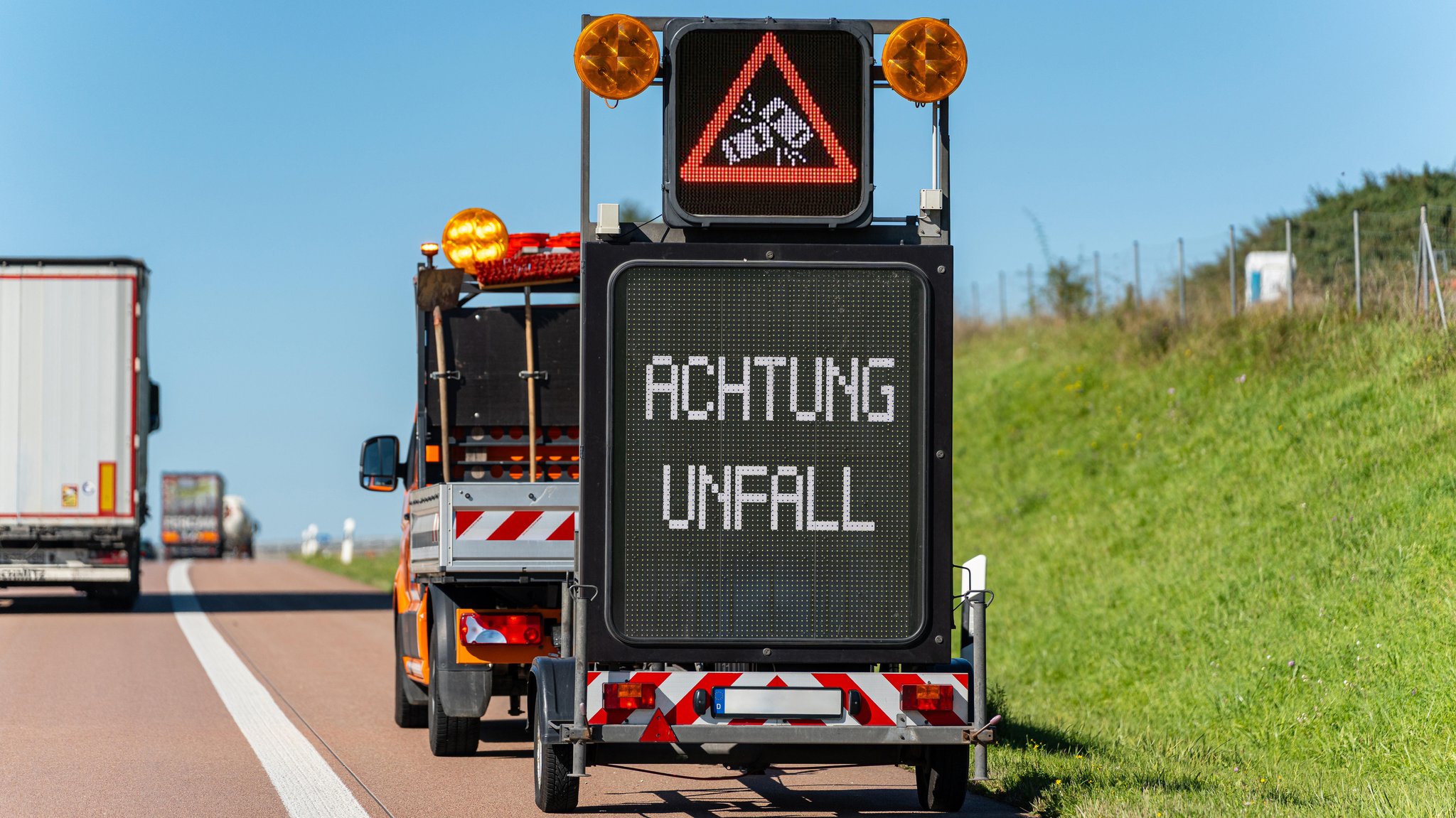 FOTOMONTAGE, ein elektronisches Verkehrsschild auf der Autobahn zeigt die Warnung "Achtung Unfall" | Bild: picture alliance / CHROMORANGE | MICHAEL BIHLMAYER FOTOMONTAGE, ein elektronisches Verkehrsschild auf der Autobahn zeigt die Warnung "Achtung Unfall"