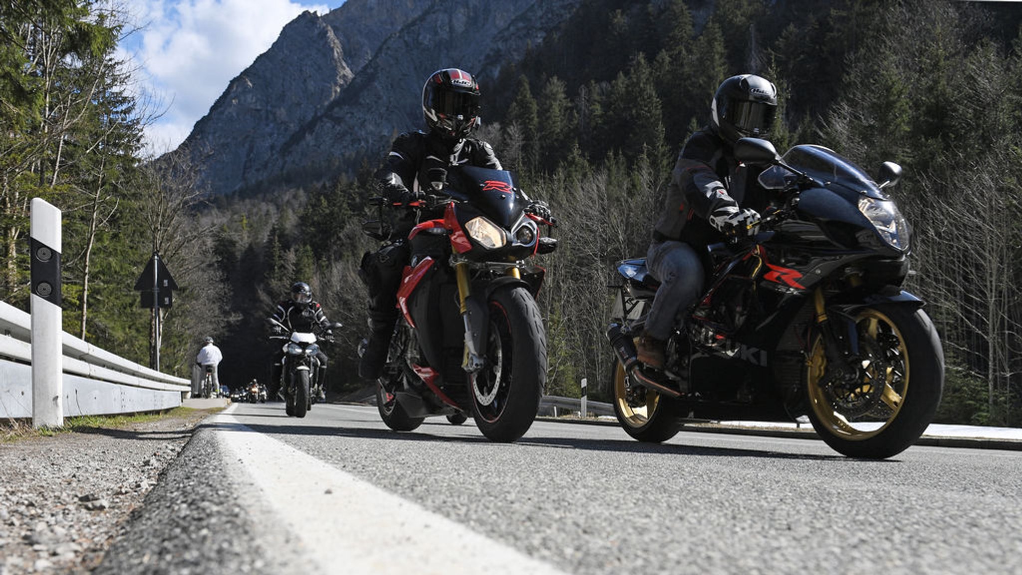 ARCHIV - 04.04.2021, Bayern, Kochel Am See: Teilnehmer fahren bei einer Motorrad-Demo auf der Straße am Kesselberg.