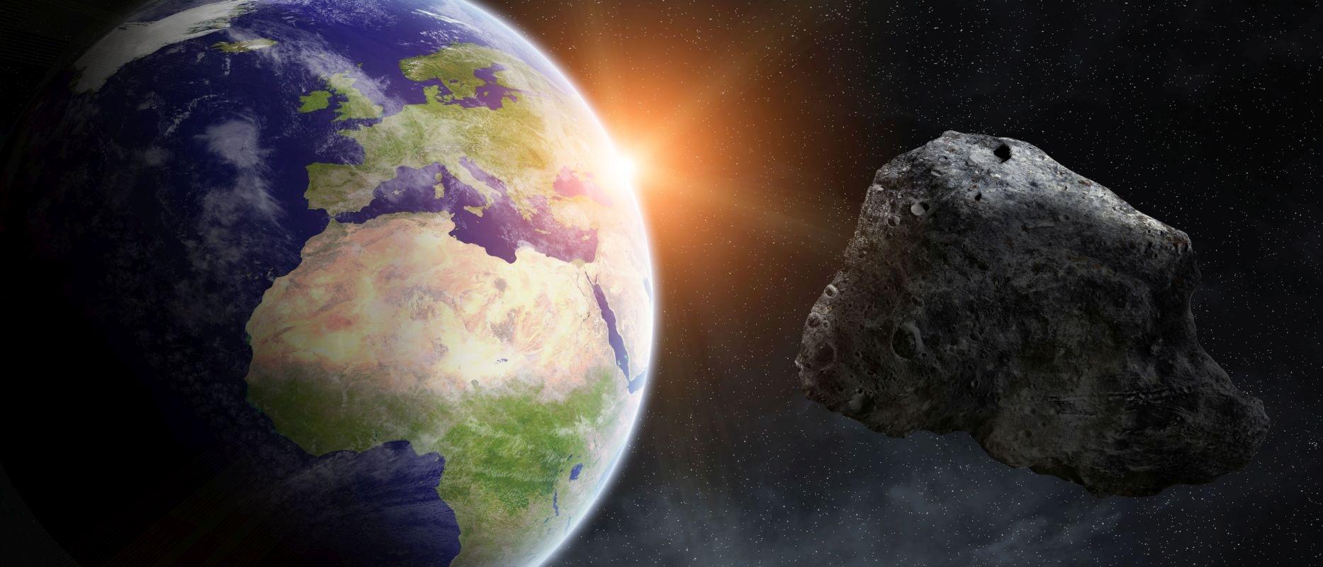 Künstlerische Darstellung: Asteroid fliegt an Erde vorbei. Tausende Asteroiden kreisen um die Sonne - und hin und wieder kommt einer auch in die Nähe der Erde.