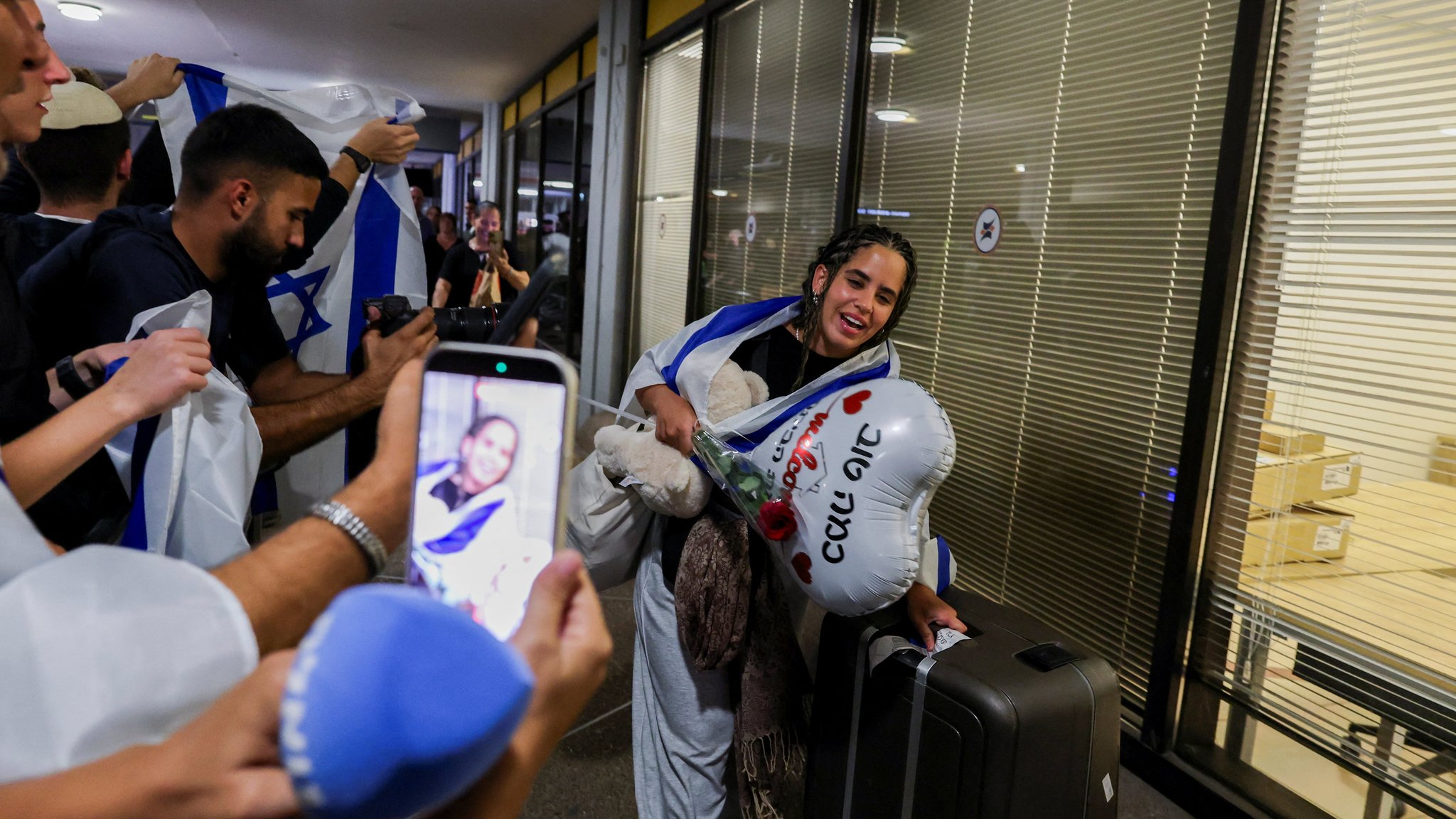 Jubel bei der Ankunft der Flydubai-Passagiere in Tel Aviv | Bild: REUTERS/Ammar Awad Jubel bei der Ankunft der Flydubai-Passagiere in Tel Aviv