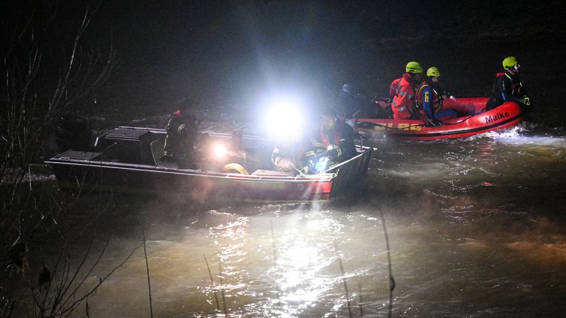 Ein nächtlicher Rettungseinsatz mit Booten der DLRG auf einem Fluss. | Bild: picture alliance / Pressefoto Ulmer Ein nächtlicher Rettungseinsatz mit Booten der DLRG auf einem Fluss.