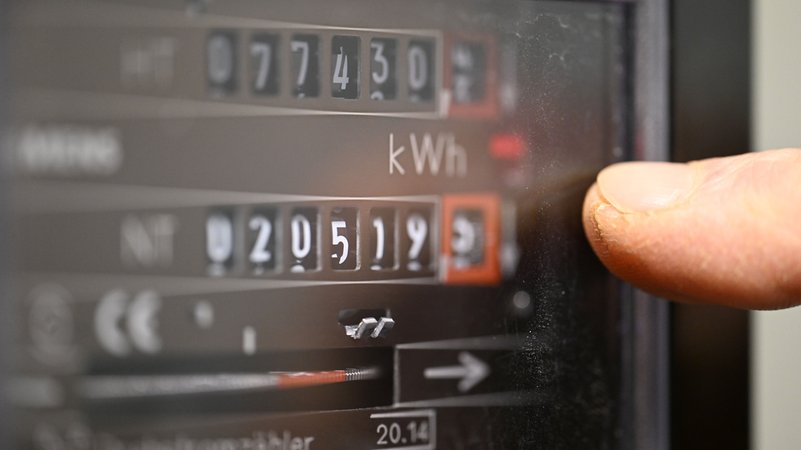 (Symbolbild) Die Koalitionsspitzen von Union und SPD haben sich nicht auf eine weitere Senkung der Stromsteuer für alle Verbraucher verständigt. | Bild: picture alliance/dpa | Bernd Weißbrod (Symbolbild) Die Koalitionsspitzen von Union und SPD haben sich nicht auf eine weitere Senkung der Stromsteuer für alle Verbraucher verständigt.