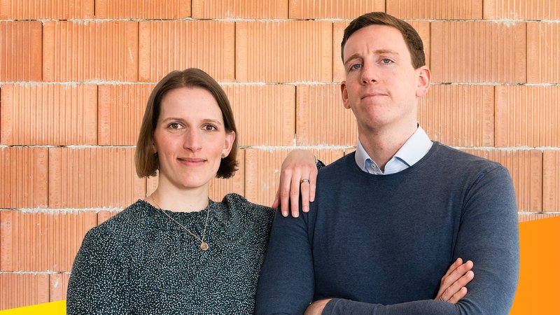 Tobi und Lena haben sich für ein “Bausatzhaus” entschieden.
| Bild: BR/stock.adobe.com/Jamrooferpix/Montage: BR Tobi und Lena haben sich für ein “Bausatzhaus” entschieden.