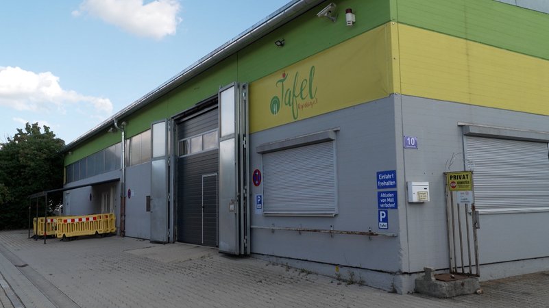Geschlossene Tore bei der Regensburger Tafel im Stadtnorden. | Bild: BR/Hans Mielich Geschlossene Tore bei der Regensburger Tafel im Stadtnorden.