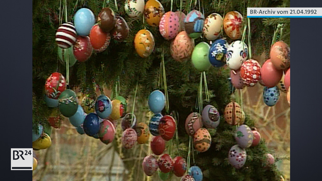 Osterbrunnen mit vielen bunten Eiern