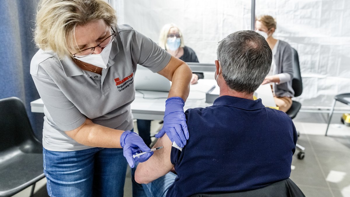 Eine Krankenschwester impft in der Impfstelle Eutin gegen das Corona Virus.