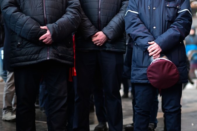 04.02.2026, Berlin: Bahnmitarbeiter stehen während einer Gedenkminute für einen getöteten Zugbegleiter im Berliner Hauptbahnhof.