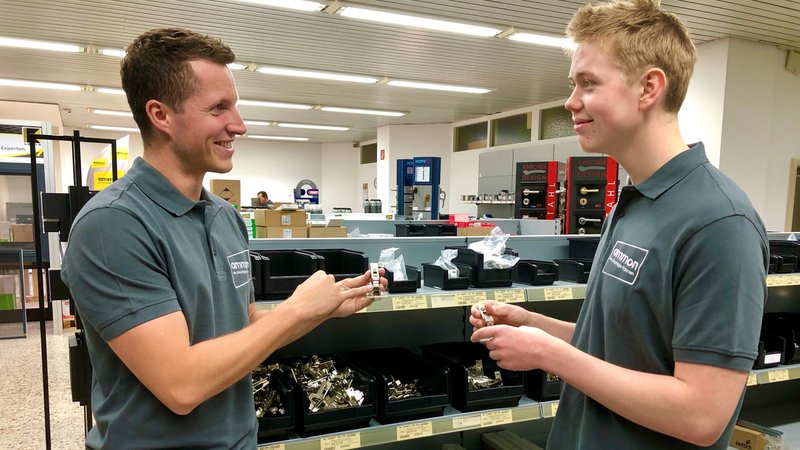 Unternehmer Michael Ammon (links) mit seinem Auszubildenden Lasse Lips | Bild: BR24 / Gisela Staiger Unternehmer Michael Ammon (links) mit seinem Auszubildenden Lasse Lips