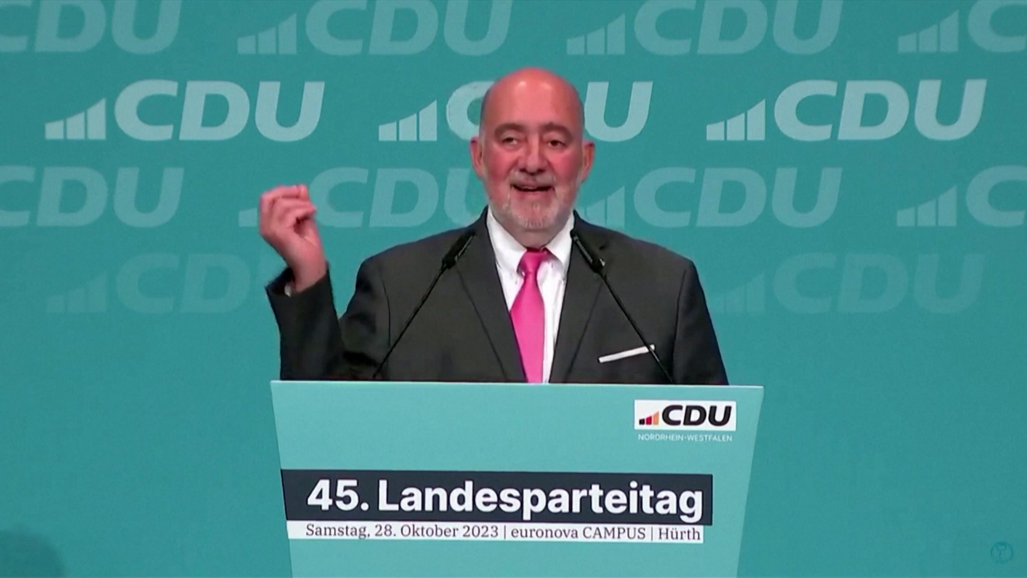 Israels Botschafter in Deutschland, Ron Prosor, hat die deutsche Enthaltung bei der Abstimmung in der UN-Vollversammlung kritisiert.