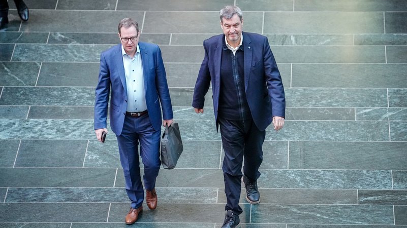 CSU-Generalsekretär Huber und Parteichef Söder auf dem Weg zu Sondieungen zwischen Union und SPD | Bild: picture alliance/dpa | Kay Nietfeld CSU-Generalsekretär Huber und Parteichef Söder auf dem Weg zu Sondieungen zwischen Union und SPD