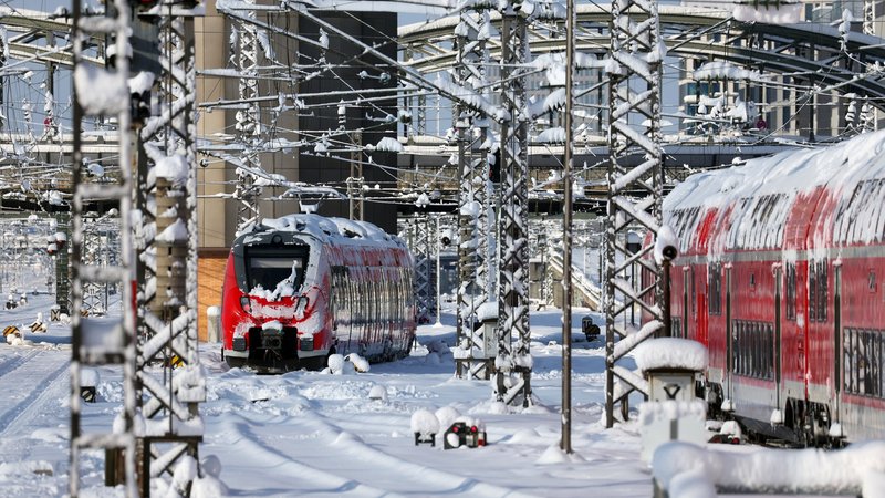 03.12.2023, Bayern, München: Mit Schnee überzogene Regionalzüge stehen im Hauptbahnhof. Nach dem starken Wintereinbruch in Bayern gab es bei der Bahn auch am Sonntagmorgen noch massive Einschränkungen. Foto: Karl-Josef Hildenbrand/dpa +++ dpa-Bildfunk +++