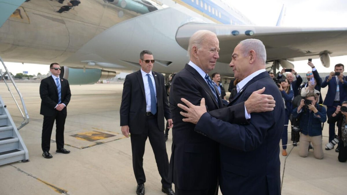 HANDOUT - 18.10.2023, Israel, Tel Aviv: Joe Biden (vorne,l-r), Präsident der USA, wird von Benjamin Netanjahu, Ministerpräsident von Israel, nach seiner Ankunft auf dem internationalen Flughafen Ben Gurion begrüßt. Foto: Avi Ohayon/GPO/dpa - Nutzung nur nach vertraglicher Vereinbarung +++ dpa-Bildfunk +++