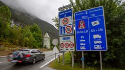 Schilder an der Grenze zwischen Deutschland und Österreich zwischen Mittenwald und Scharnitz. | Bild:picture alliance / Goldmann | Goldmann
