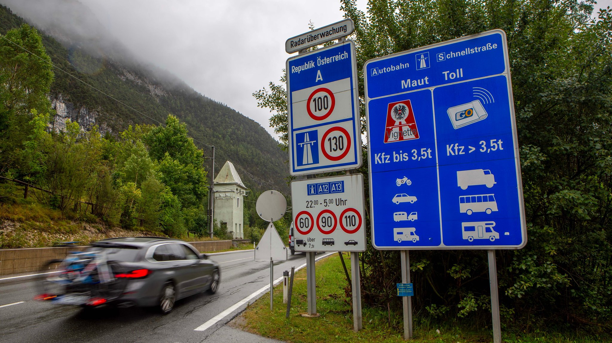 Schilder an der Grenze zwischen Deutschland und Österreich zwischen Mittenwald und Scharnitz.