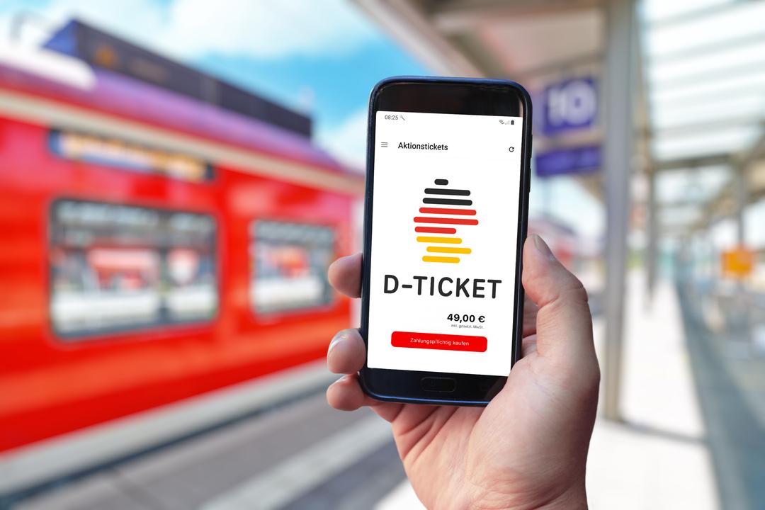 Handy mit digitalem Deutschlandticket