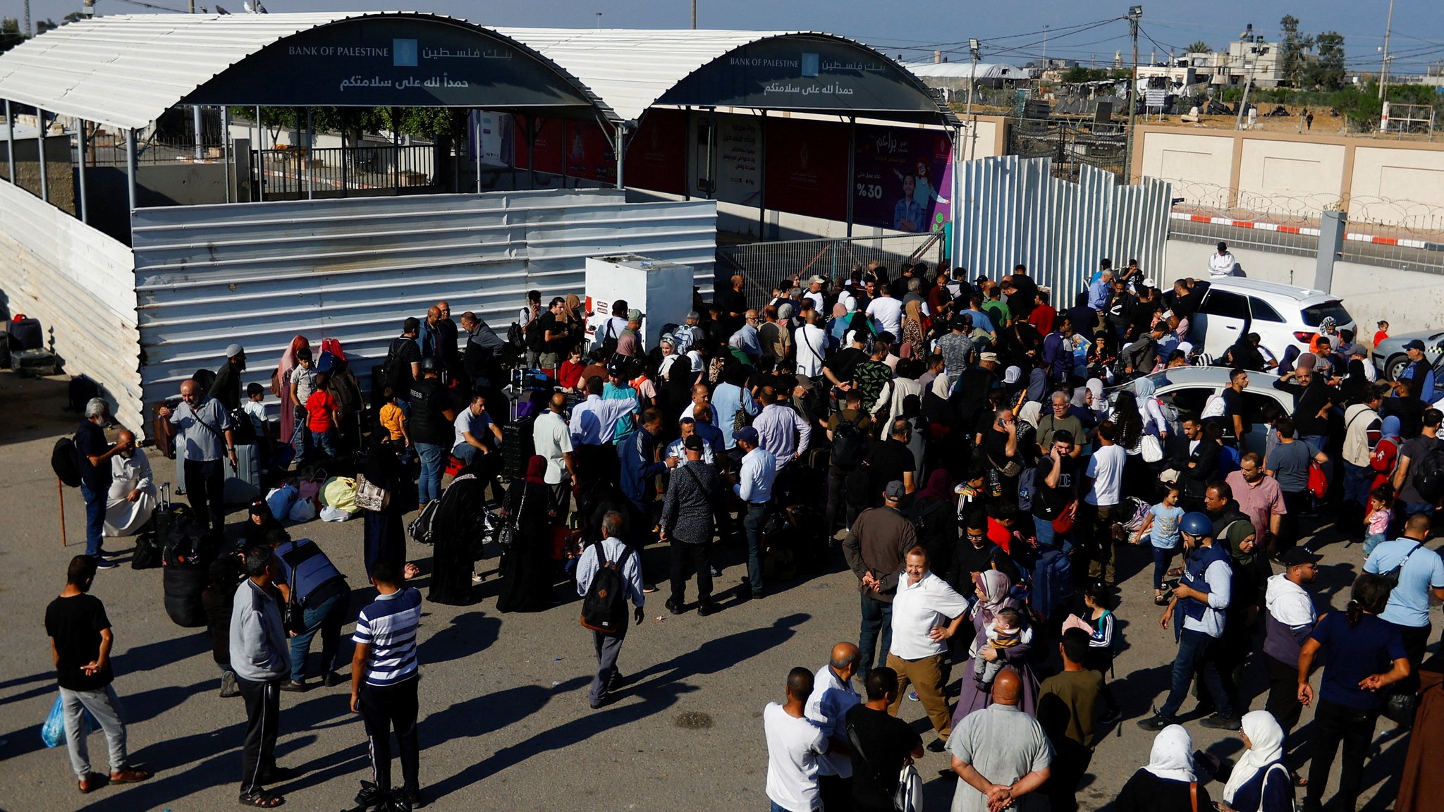 Palästinenser warten am geschlossenen Grenzüberang Rafah. (16.10.2023)