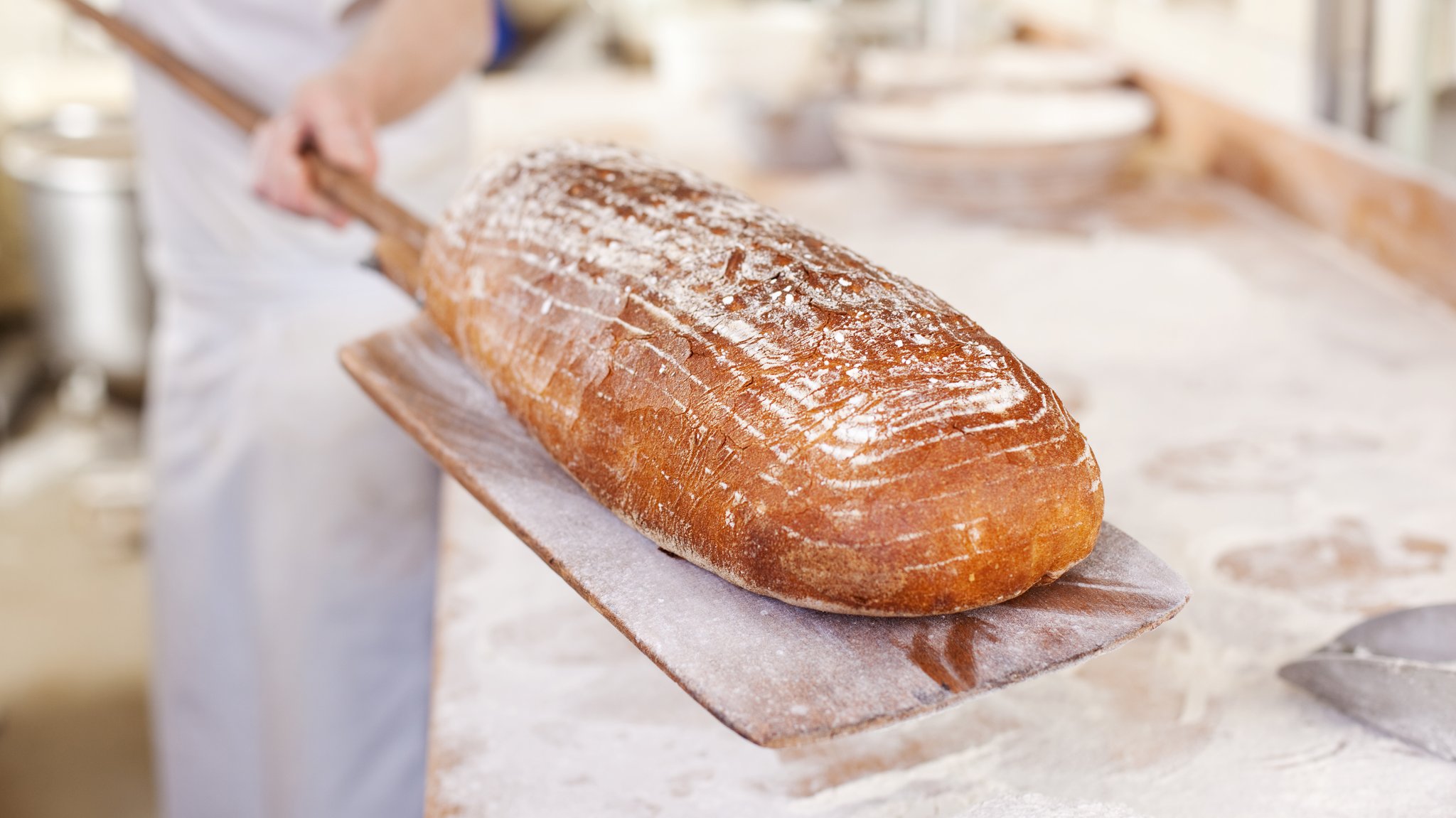 Brot auf einem Holzschieber