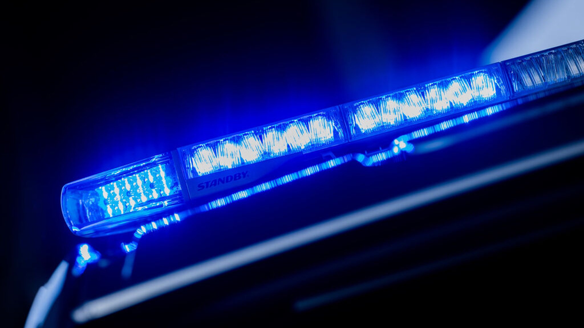 Ein leuchtendes Blaulicht auf einem Einsatzfahrzeug.