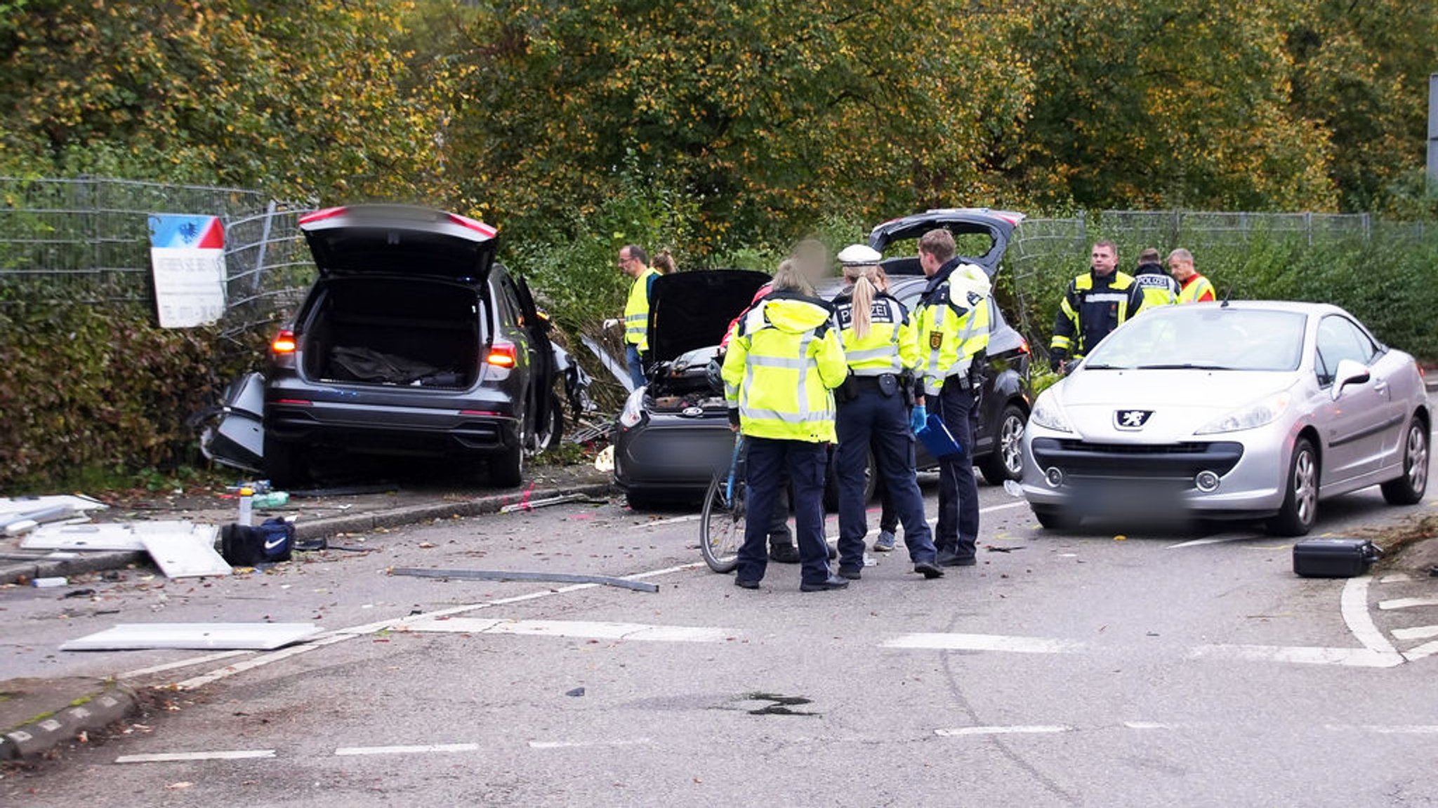 22.10.2024, Baden-Württemberg, Esslingen: Einsatzkräfte der Polizei stehen an der Unfallstelle neben drei Fahrzeugen. Bei dem schweren Verkehrsunfall sind nach Polizeiangaben drei Personen gestorben. Foto: -/SDMG/dpa - ACHTUNG: Kennzeichen wurde(n) aus rechtlichen Gründen gepixelt +++ dpa-Bildfunk +++