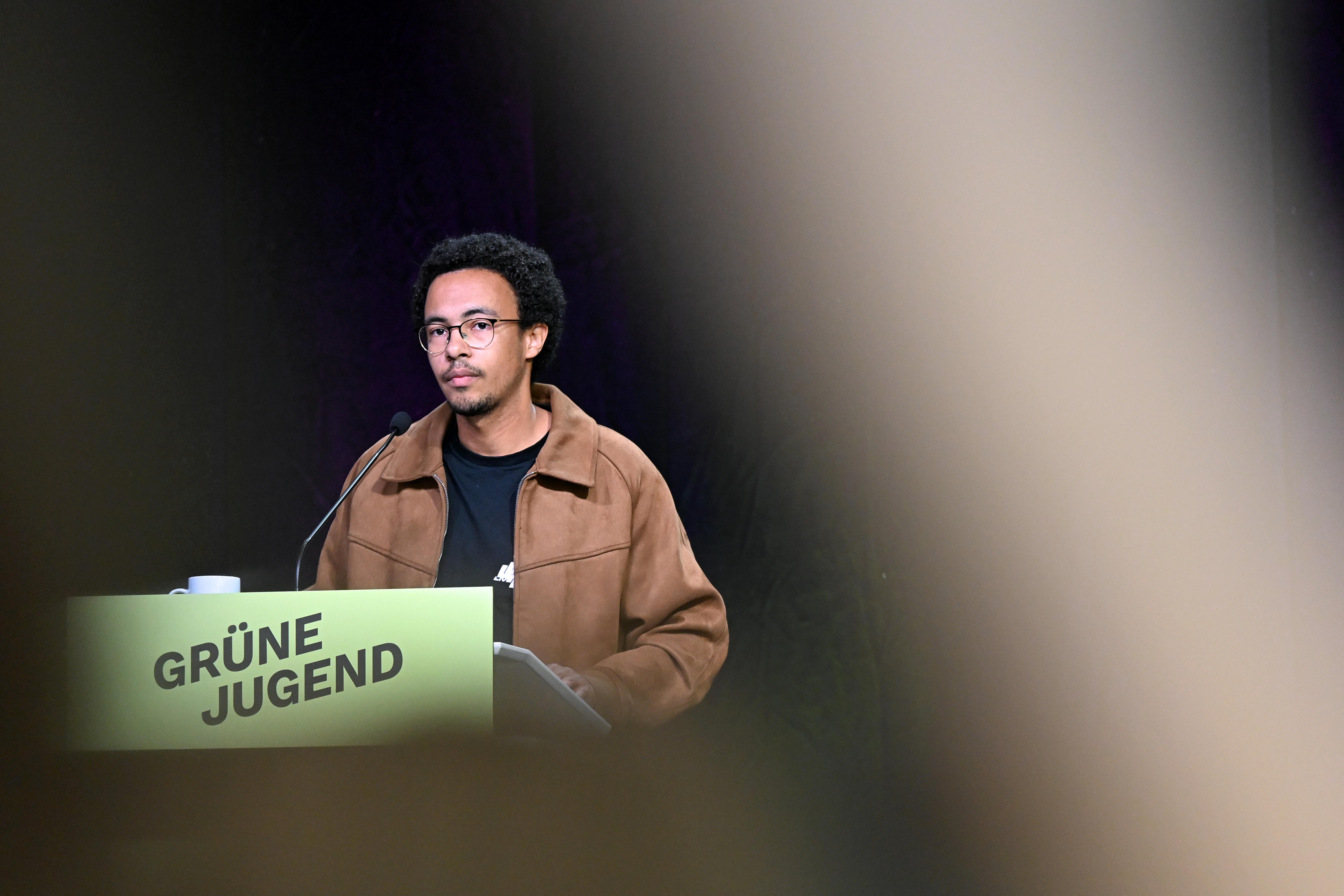 Luis Bobga hält seine Rede vor dem Bundeskongress der Grünen Jugend.