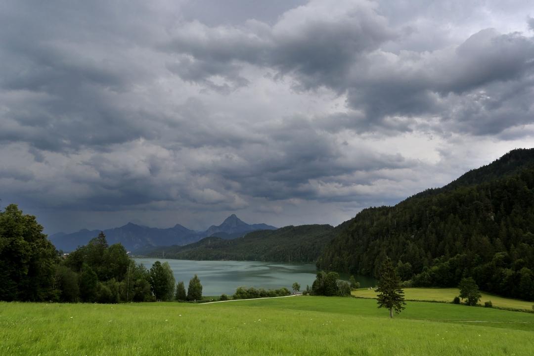 Archiv: Dunkle Regenwolken ziehen über den Weißensee bei Füssen