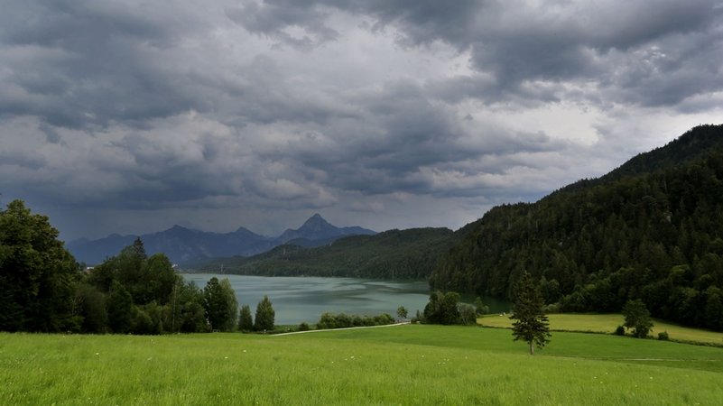 Archiv: Dunkle Regenwolken ziehen über den Weißensee bei Füssen | Bild: dpa-Bildfunk/Karl-Josef Hildenbrand Archiv: Dunkle Regenwolken ziehen über den Weißensee bei Füssen