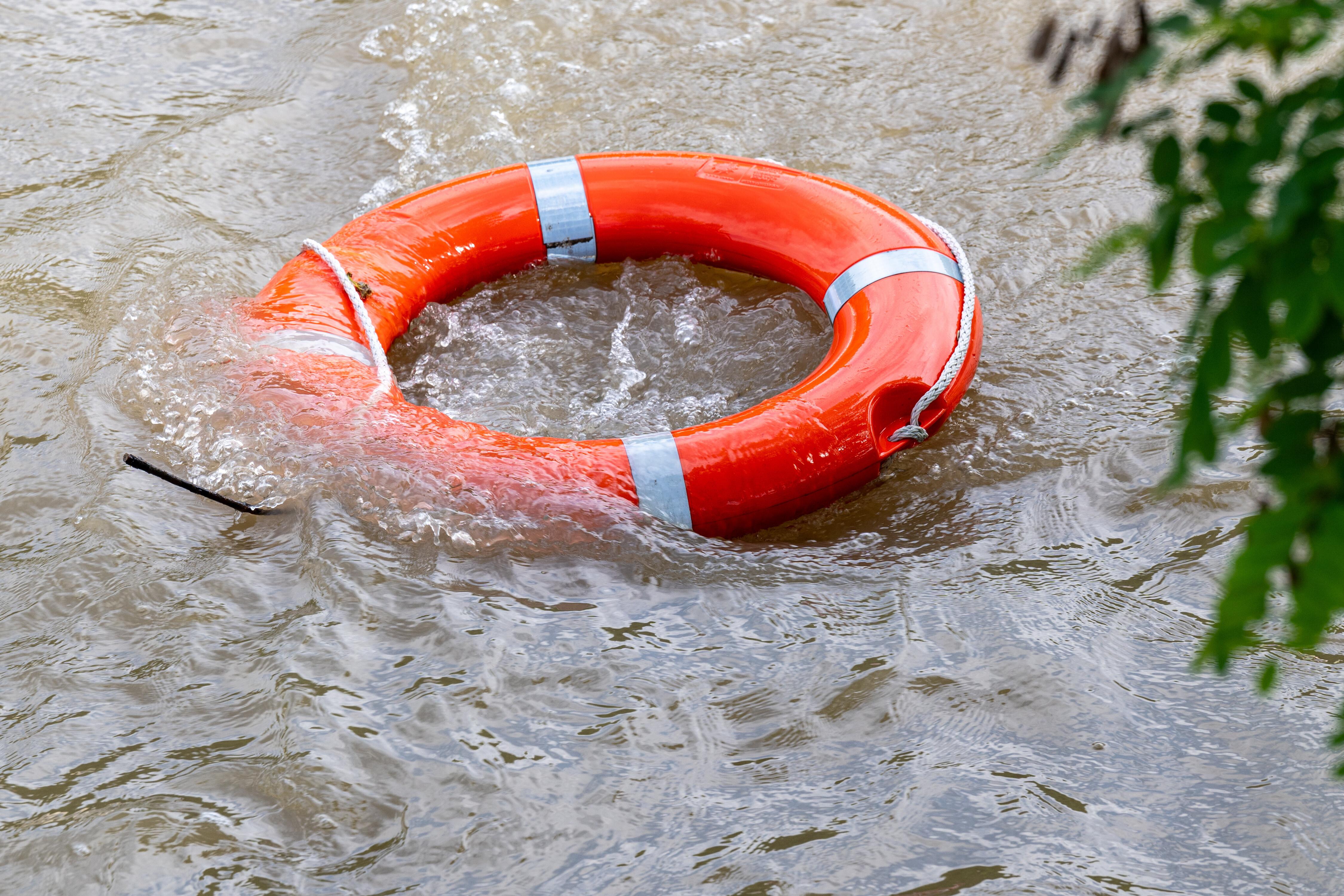 Ein Rettungsring in einem natürlichen Gewässer (Symbolbild)