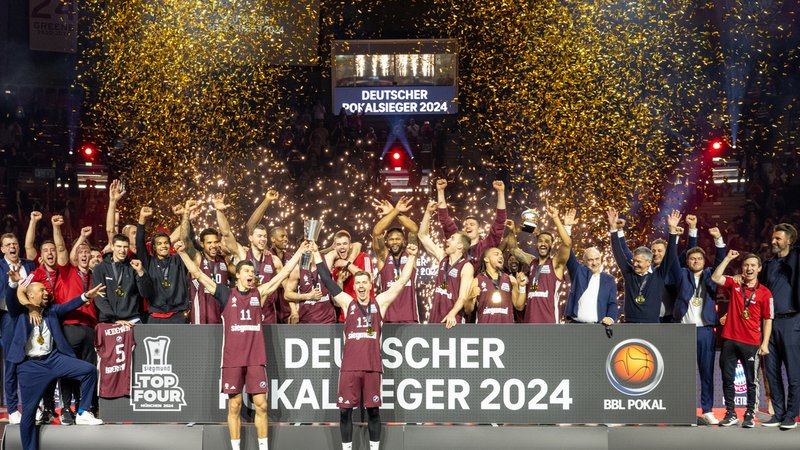 Siegerehrung BBL-Pokalfinale 2024: Gewinner FC Bayern Basketball