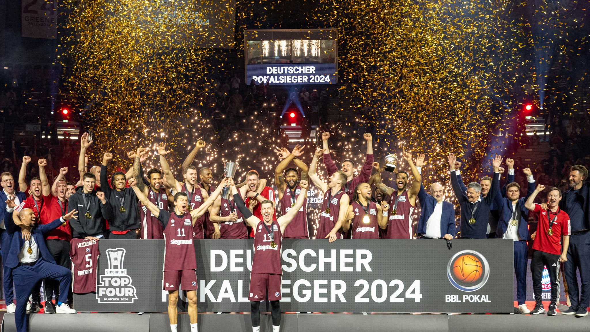 Siegerehrung BBL-Pokalfinale 2024: Gewinner FC Bayern Basketball