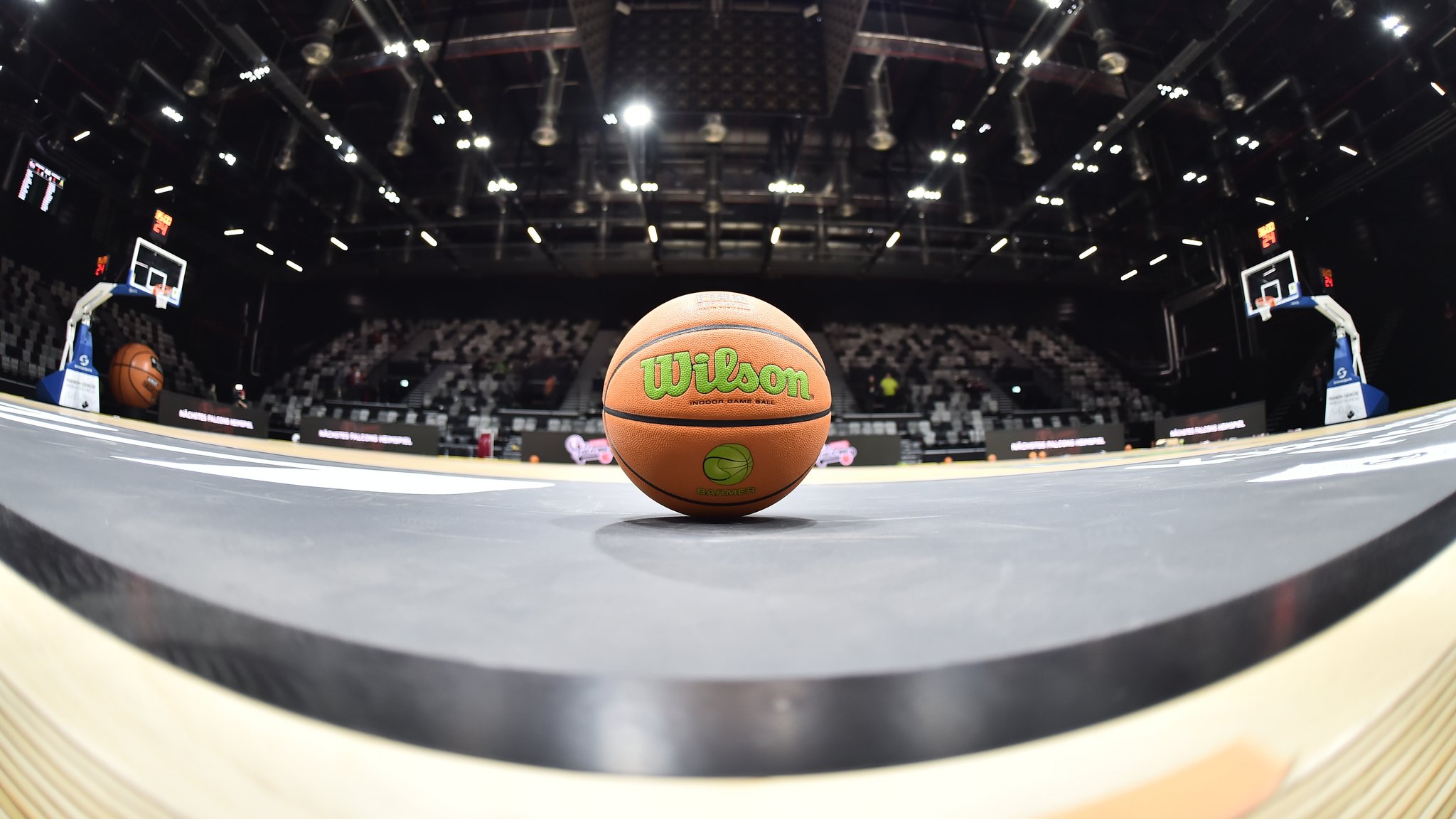 Ein Basketball in einer Halle