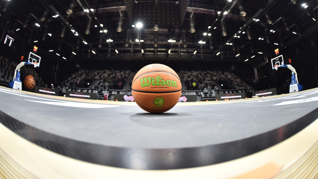 Ein Basketball in einer Halle