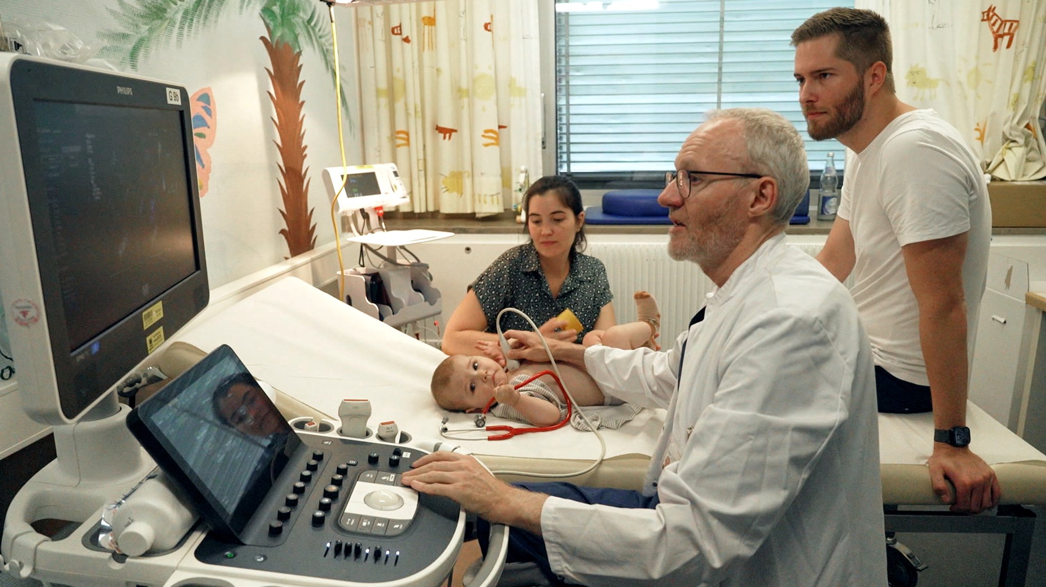 Prof. Dr. med. Robert Dalla-Pozza mit Patient Anton und seinen Eltern