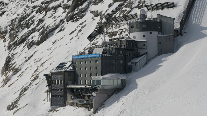 Schnee liegt auf der Umweltforschungsstation des Schneefernerhauses auf der Zugspitze.